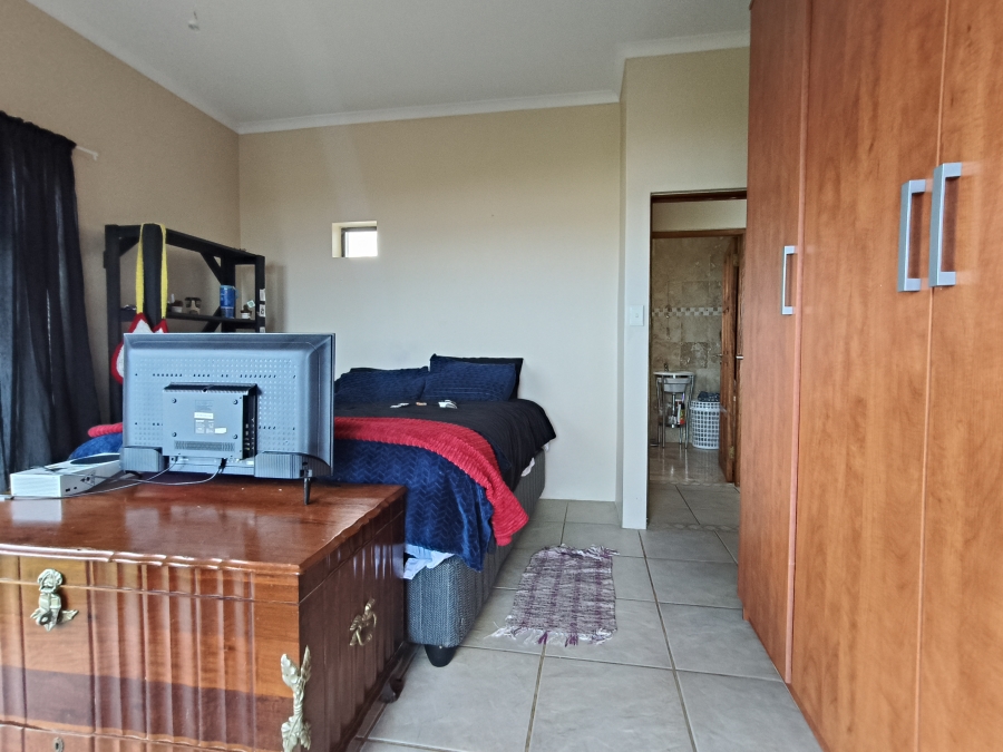 6 Bedroom Property for Sale in Paradise Beach Eastern Cape